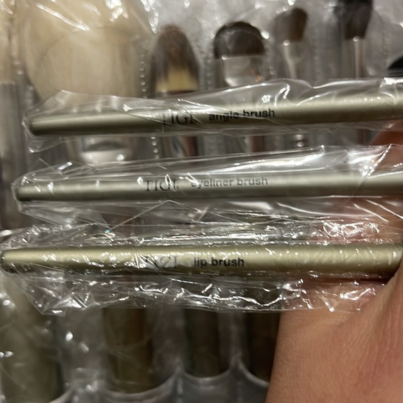 TIGI Cosmetics - Picture 6 of 6